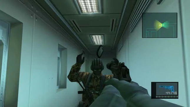 Le joueur pointe une arme sur la tête d'un garde dans Metal Gear Solid 2.