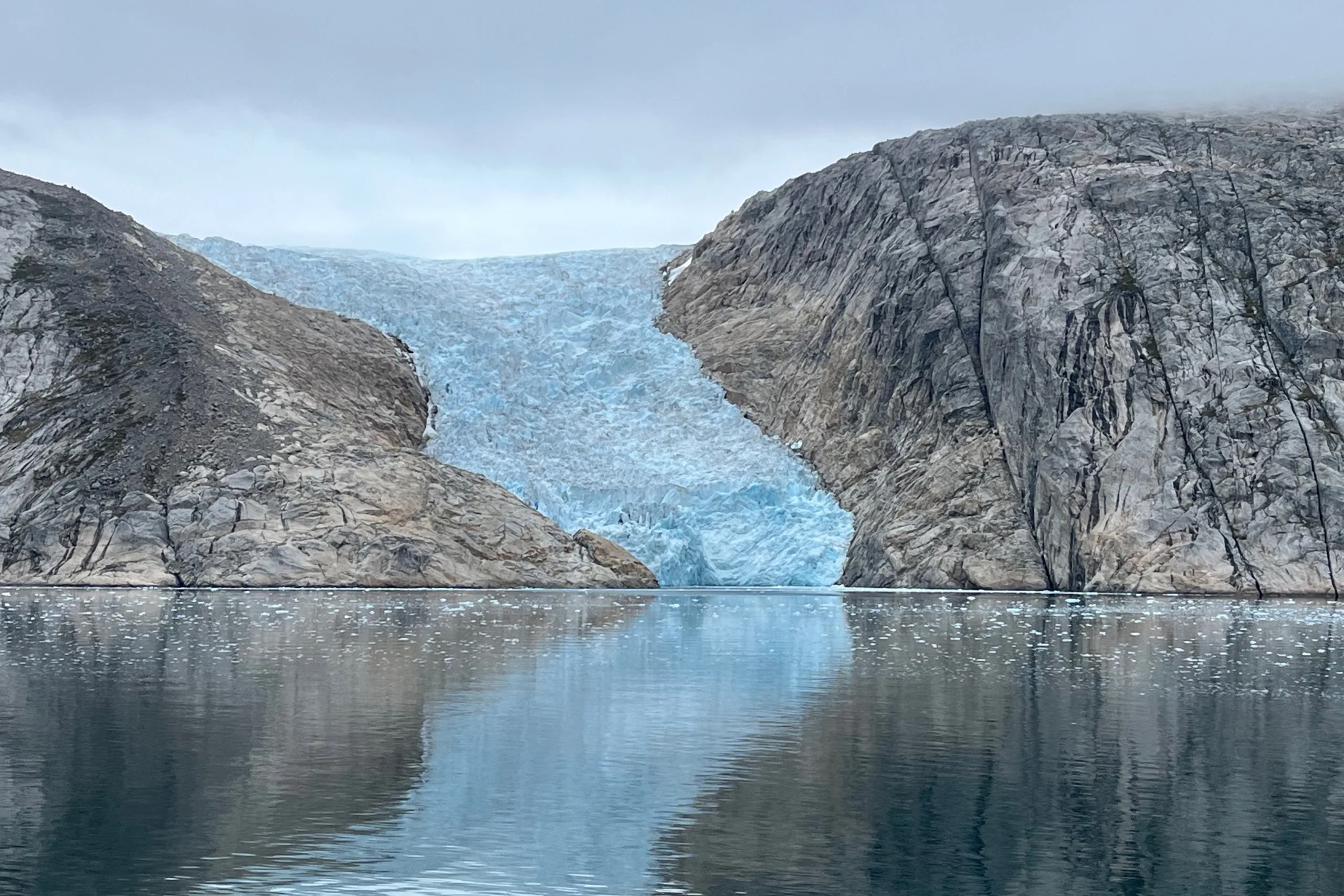 Des défauts microscopiques dans la glace influencent l'écoulement des glaciers massifs, selon une étude |  Actualités du MIT