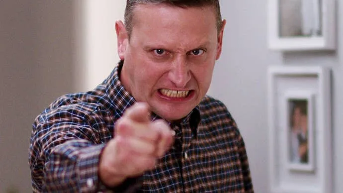 Tim Robinson pointant du doigt le spectateur dans I Think You Should Leave avec colère.