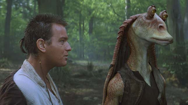 Obi-Wan Kenobi et Jar-Jar Binks se tiennent dans une forêt.