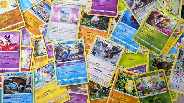 Une grosse pile de cartes Pokémon.