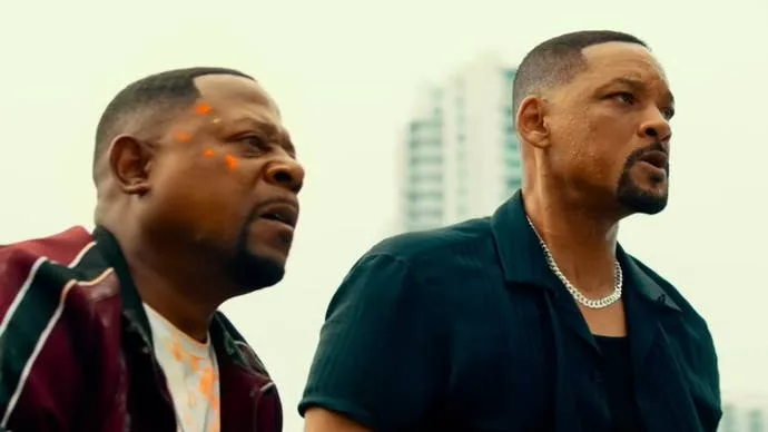 Bad Boys 4 montre toujours Martin Lawrence et Will Smith debout sur un immeuble, tous deux avec une expression stressée sur le visage.