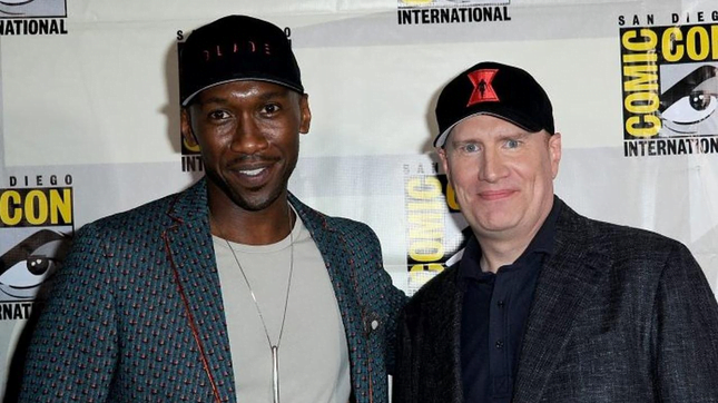 Mahershala Ali portant un chapeau Blade se tient à côté de Kevin Fiege