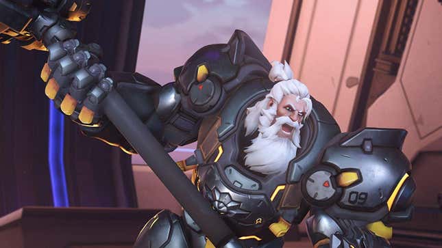 Reinhardt brandit son marteau.