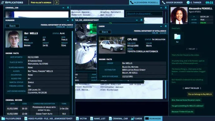 Le joueur examine les détails d'un suspect, y compris son véhicule, tout en discutant avec un autre agent fédéral à l'aide d'un PC en jeu dans The Operator.