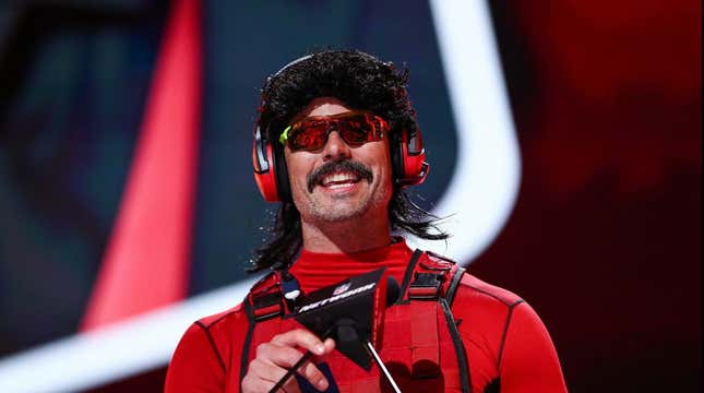 Le Dr Disrespect s'exprime sur scène lors du repêchage 2022 de la NFL.