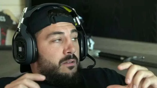 Nickmercs porte un casque en streaming.