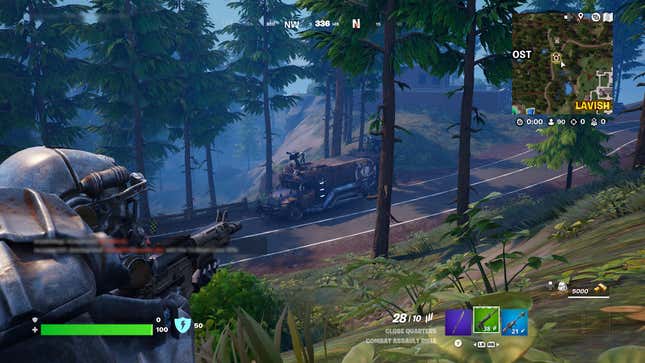 Un joueur Fortnite en armure assistée vise un camion.