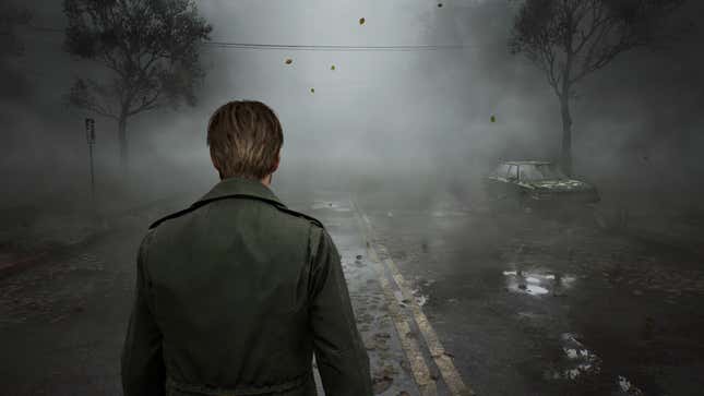 James traverse une Silent Hill brumeuse.