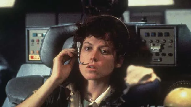 Ripley est assis dans le cockpit d'un vaisseau spatial.