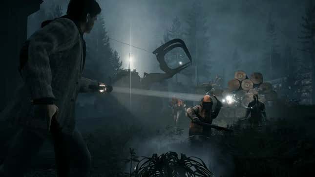 Une capture d'écran d'Alan Wake Remastered montrant Alan utilisant une lampe de poche contre des bûcherons corrompus par l'obscurité.