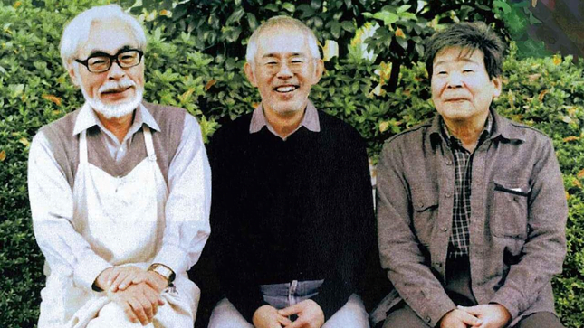 Miyazaki, Suzuki et Takahata sont assis sur un banc